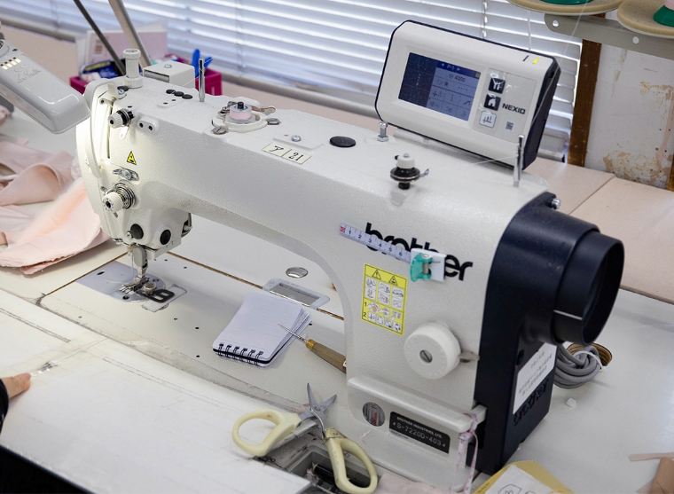 本縫針送り自動糸切りミシン